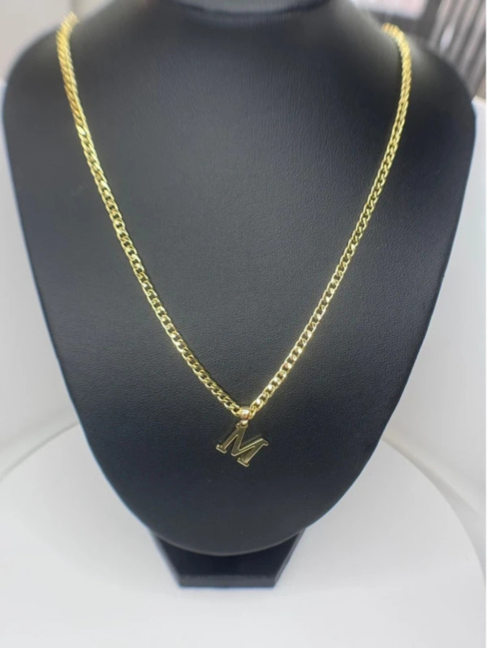 20β Cuban gold tone chain with βMβ pendant